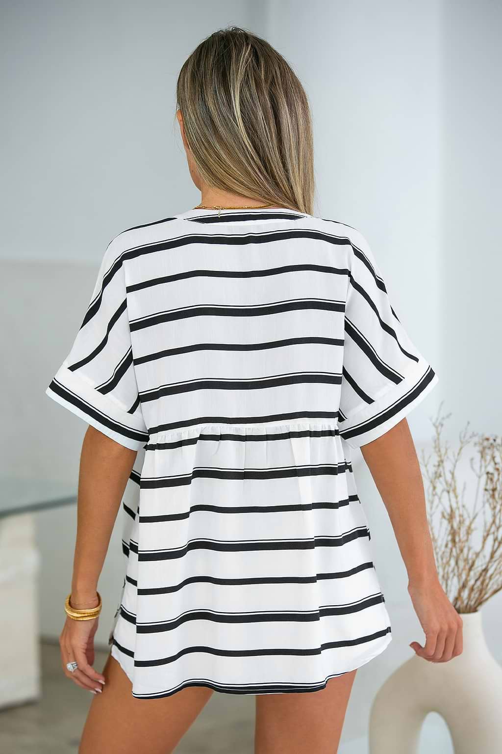 Gewebtes gestreiftes V-Ausschnitt-Top