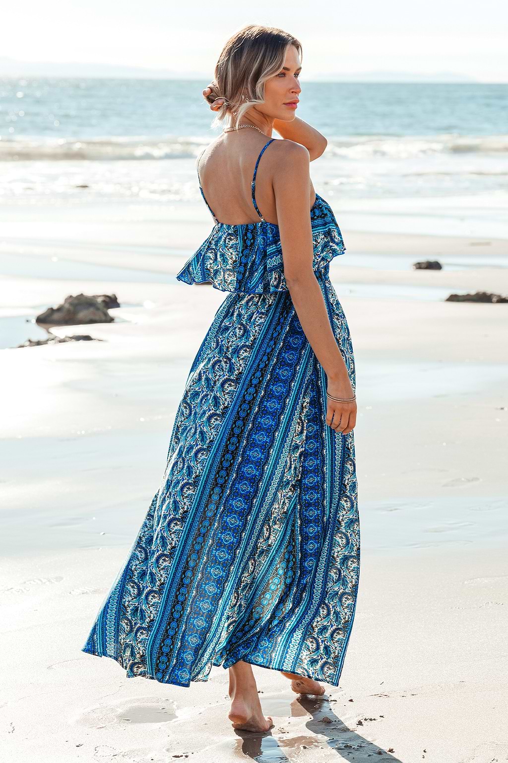 Vestido largo con corpiño con volantes y paisley azul