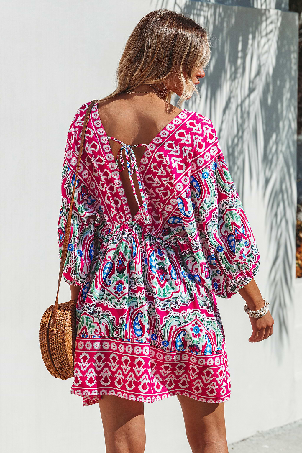 Minivestido con mangas abullonadas y estampado geométrico rosa