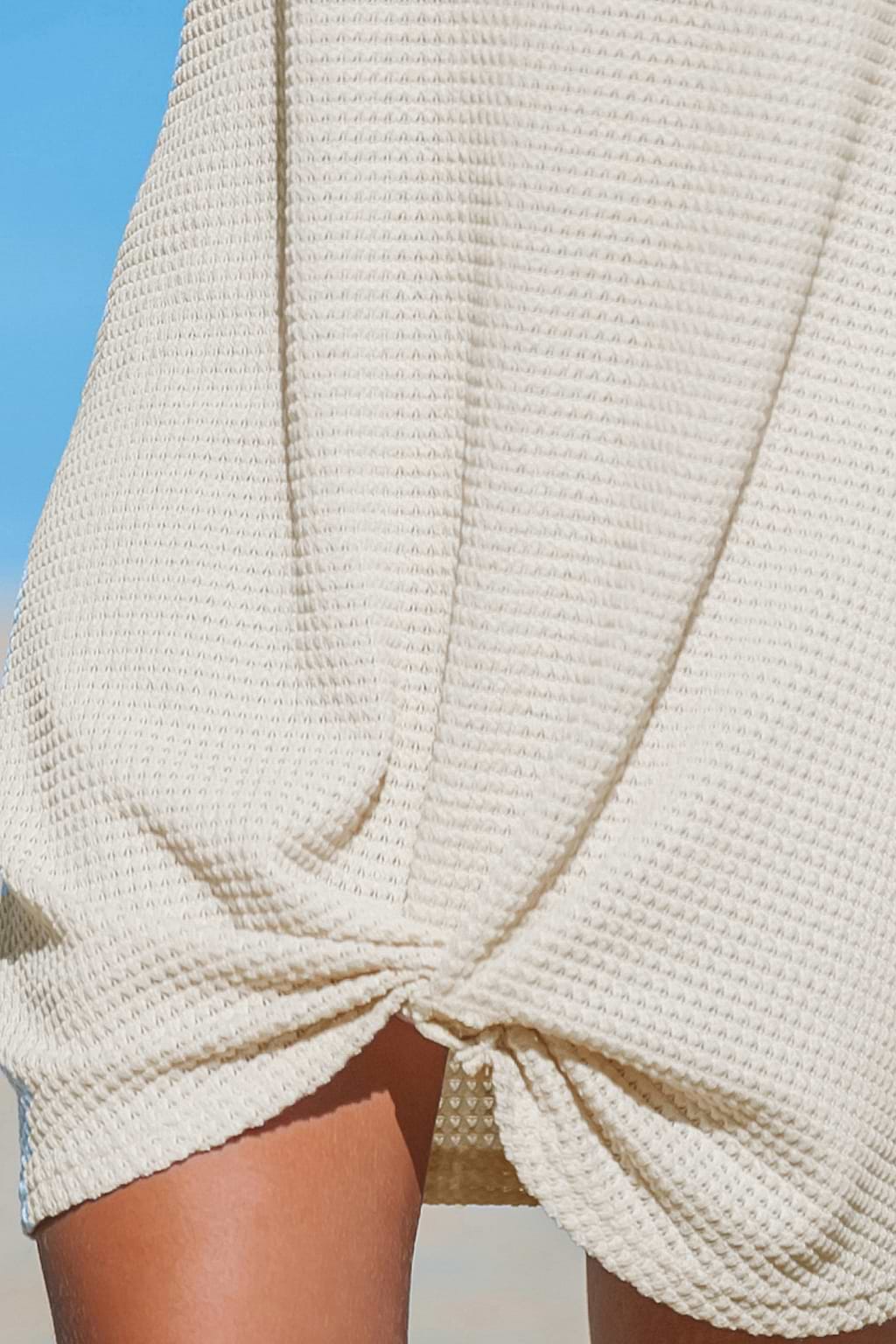 Robe cover up torsadée à ourlet en tricot gaufré beige