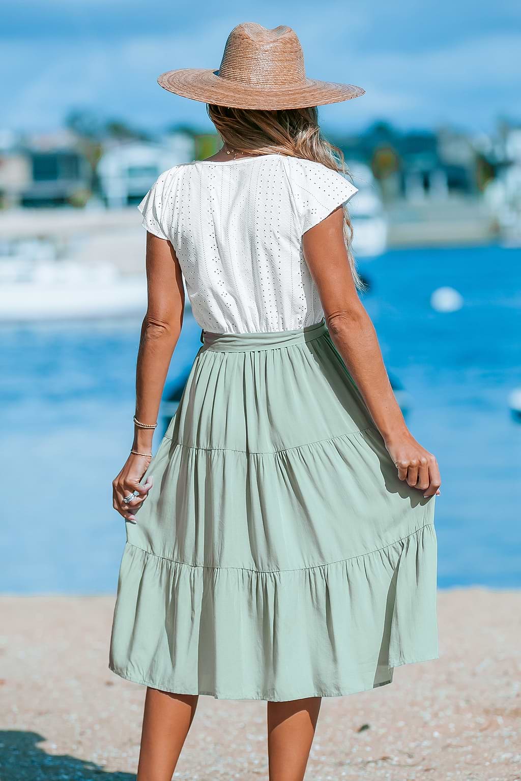 Weißes Midikleid mit Flatteroberteil und Salbeirock