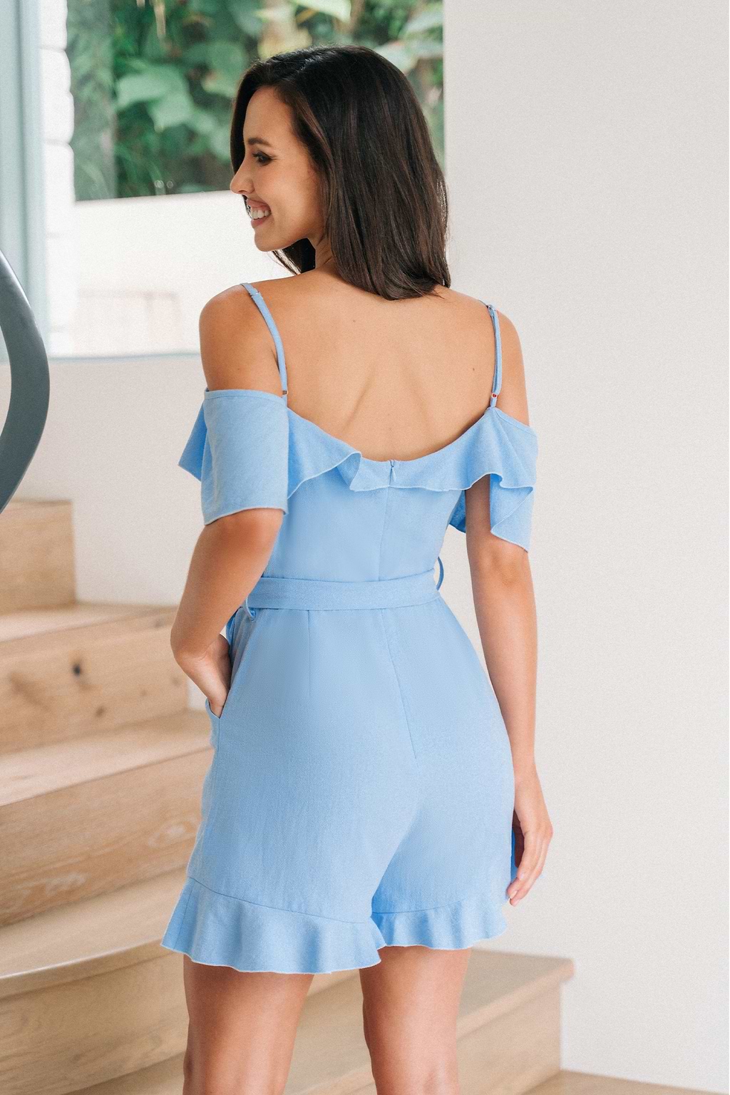 Mono azul claro con volantes y escote en forma de corazón