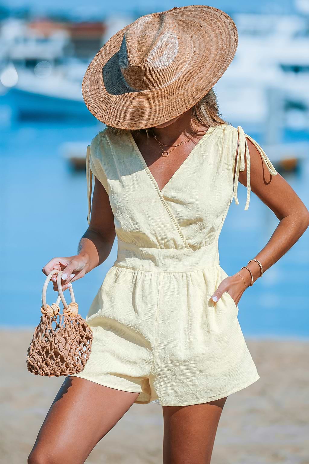 Mono neutro sin mangas con cordón en los hombros