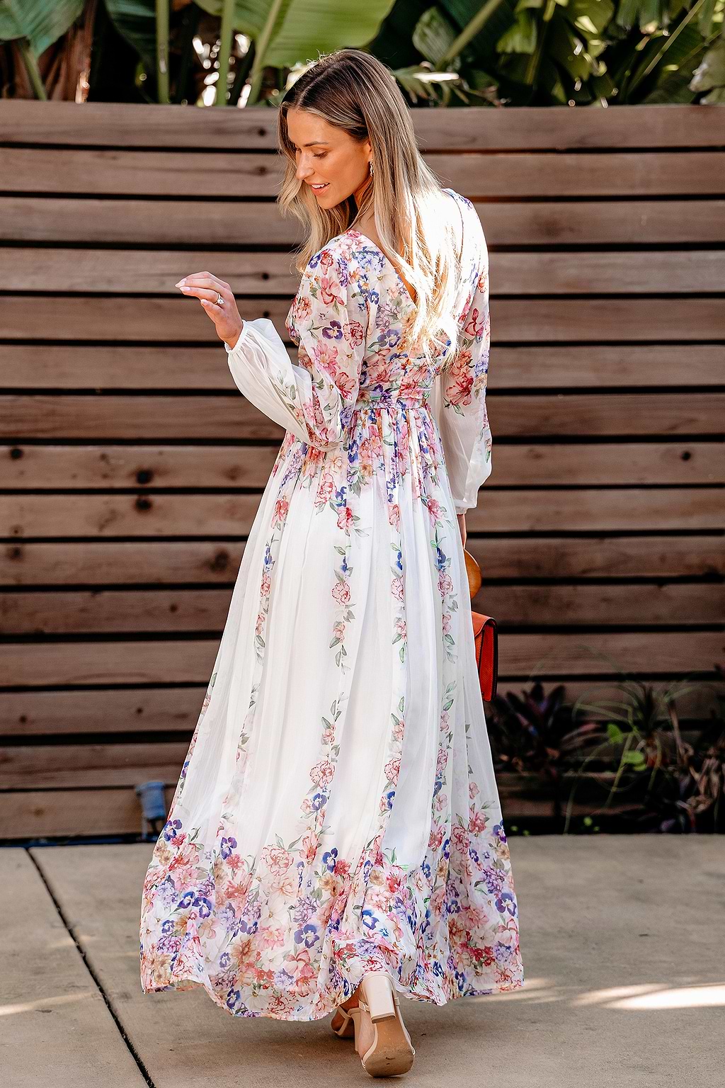 Vestido largo con mangas tipo blusón y romance floral