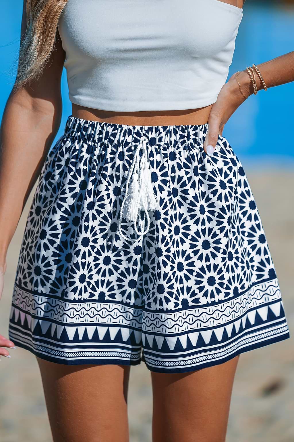 Short à jambes évasées géométriques bleu marine et blanc