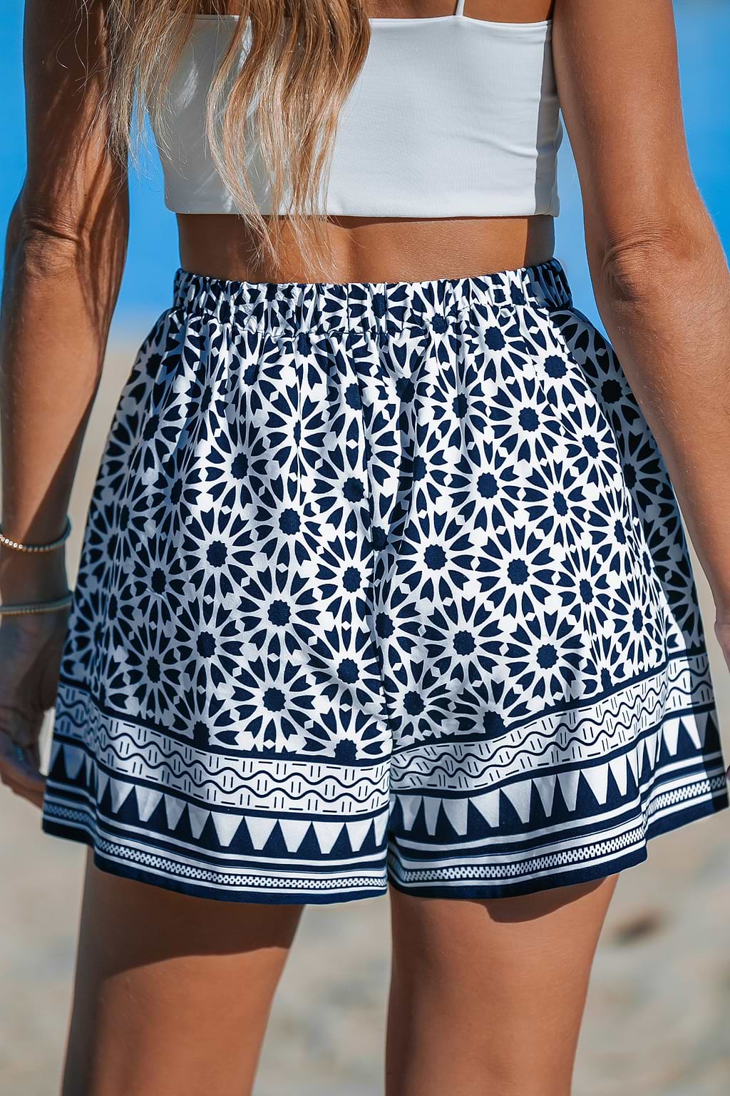 Short à jambes évasées géométriques bleu marine et blanc
