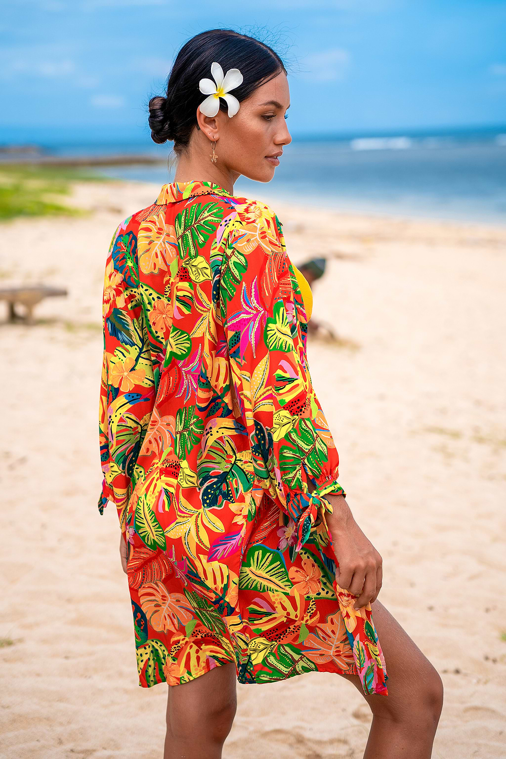 Heldere tropen-gekraagde cover-up met knopen