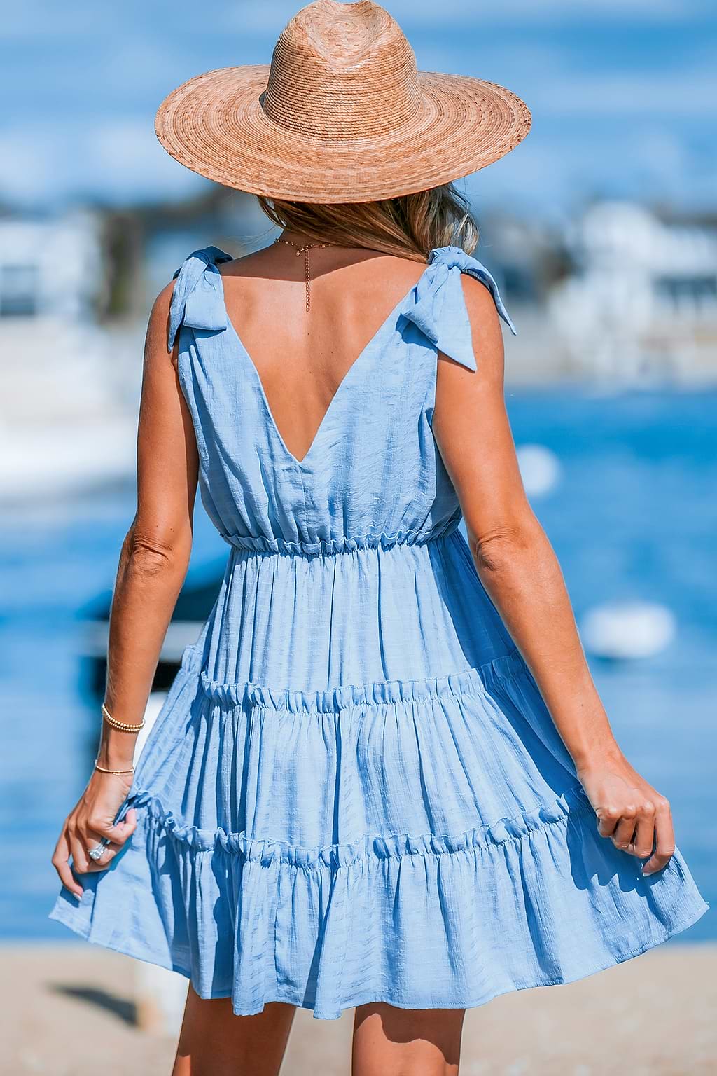 Hellblaues Minikleid mit geraffter Schulterpartie