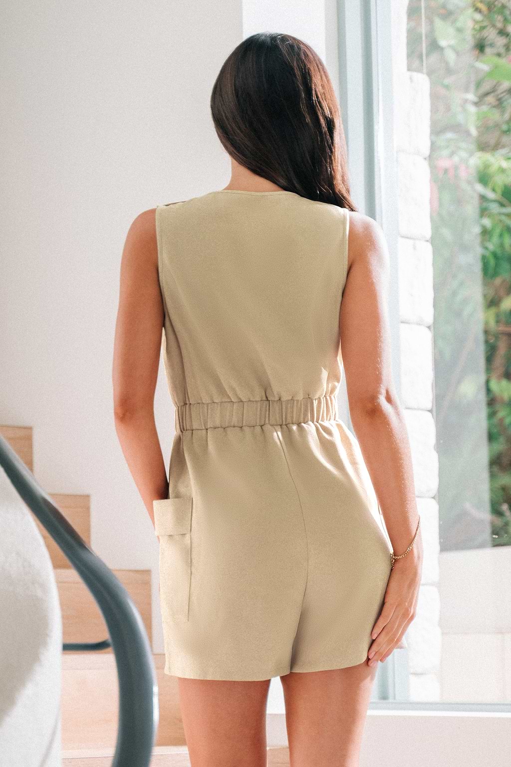 Strampler mit Rundhalsausschnitt und weitem Bein