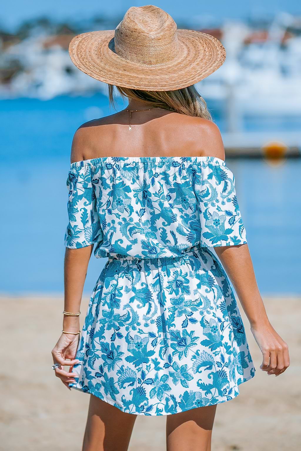 Blauw-witte mini-cover-up met off-shoulder bloemen