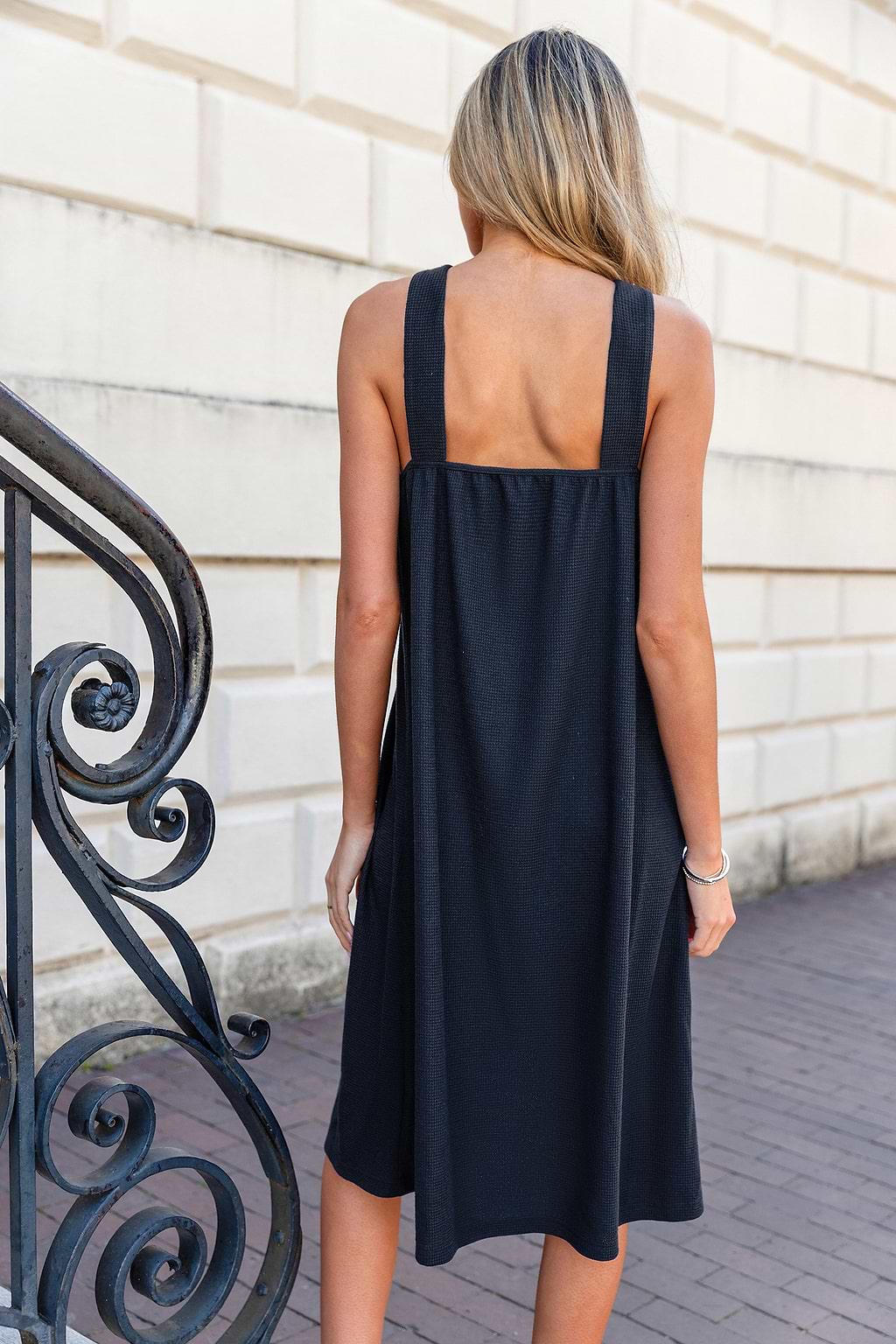 Marineblauwe mouwloze maxi-jurk met hoge hals