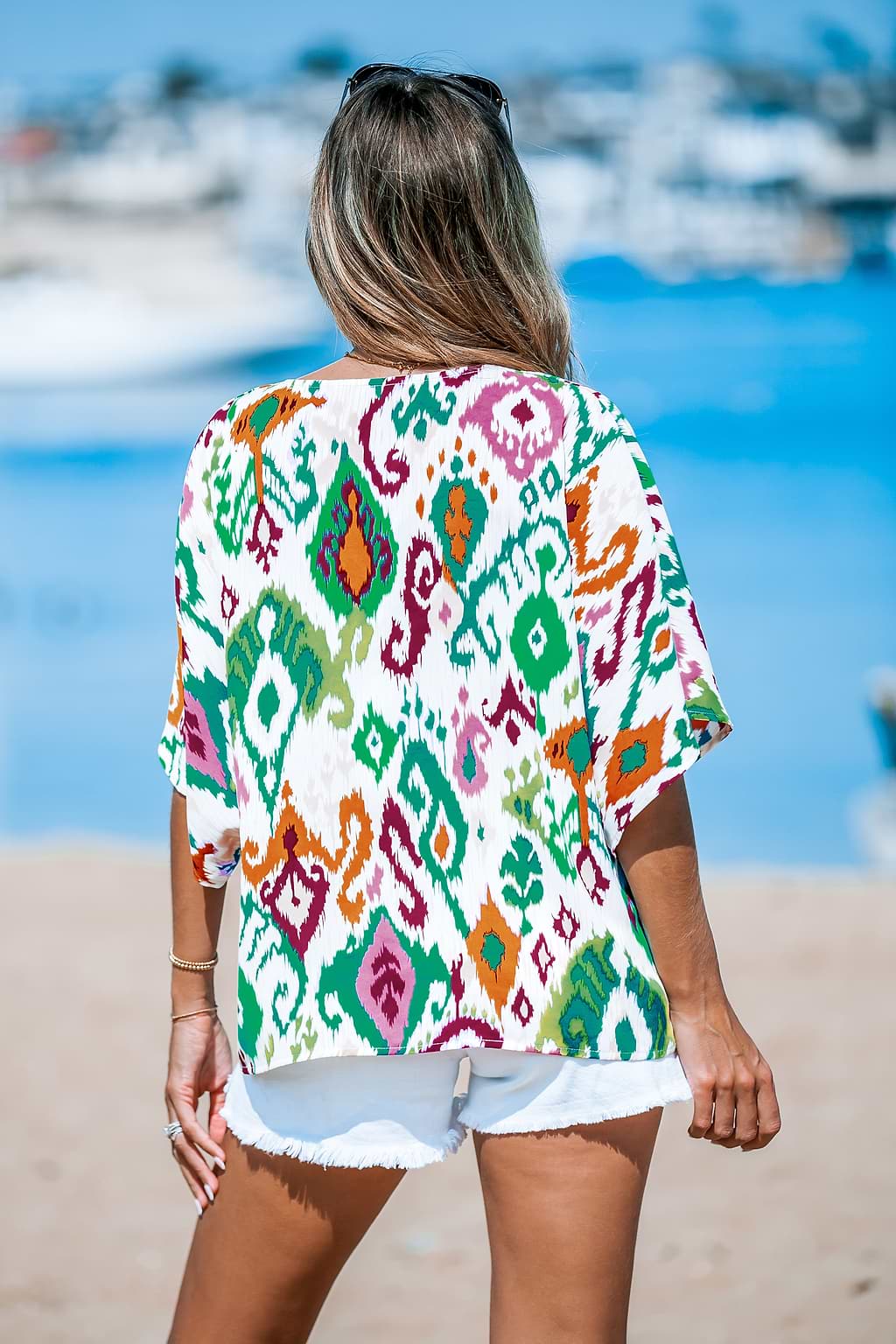 Heldere Boho blouse met korte mouwen en knopen aan de voorkant