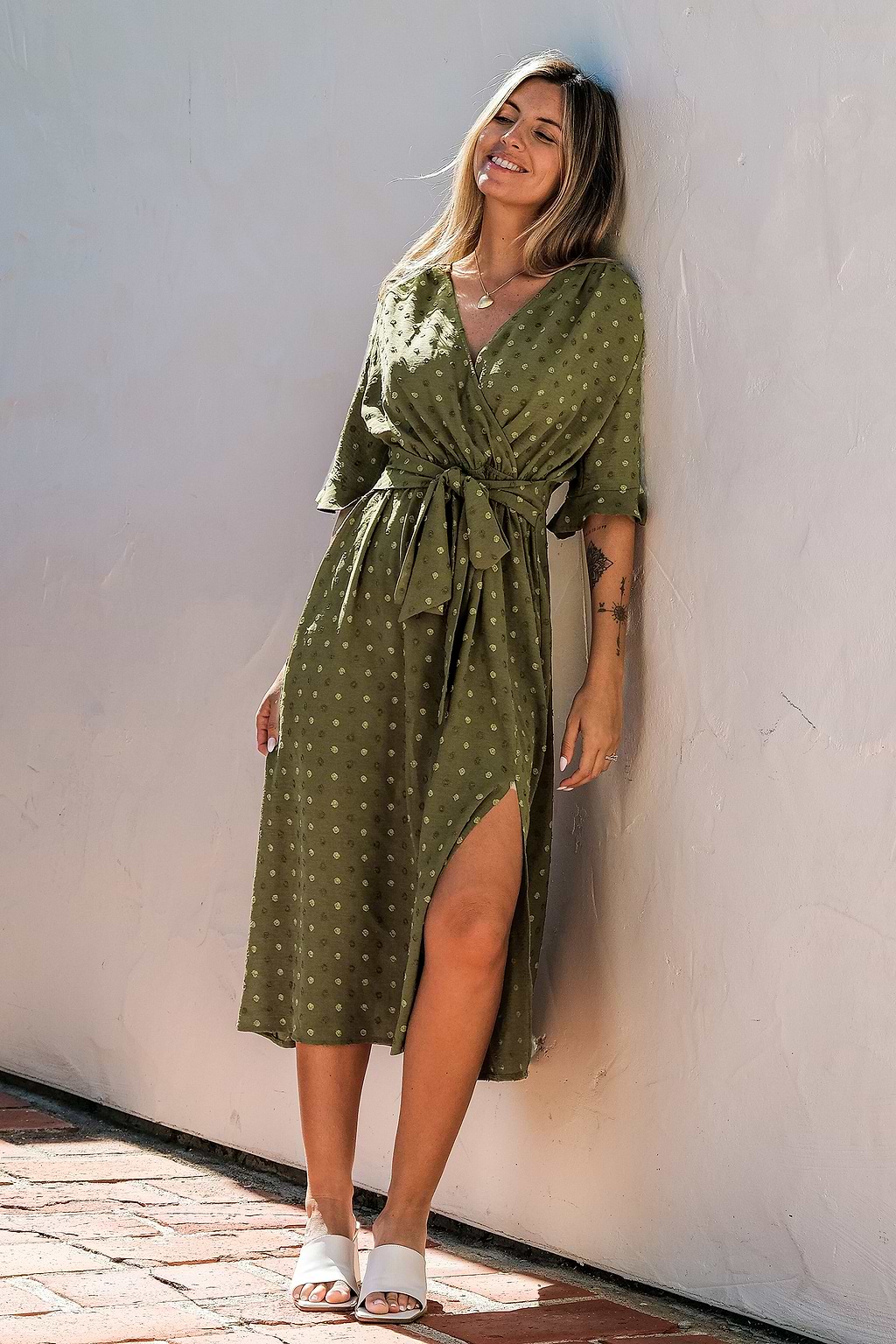 Vestido largo tejido con abertura y dobladillo con mangas acampanadas