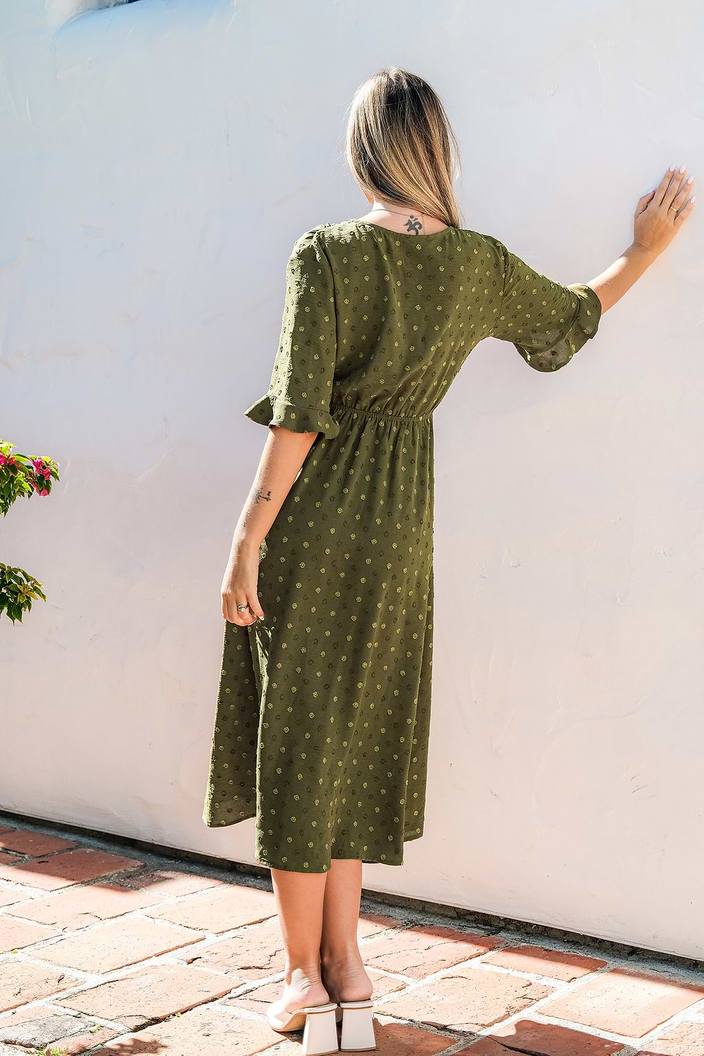 Vestido largo tejido con abertura y dobladillo con mangas acampanadas