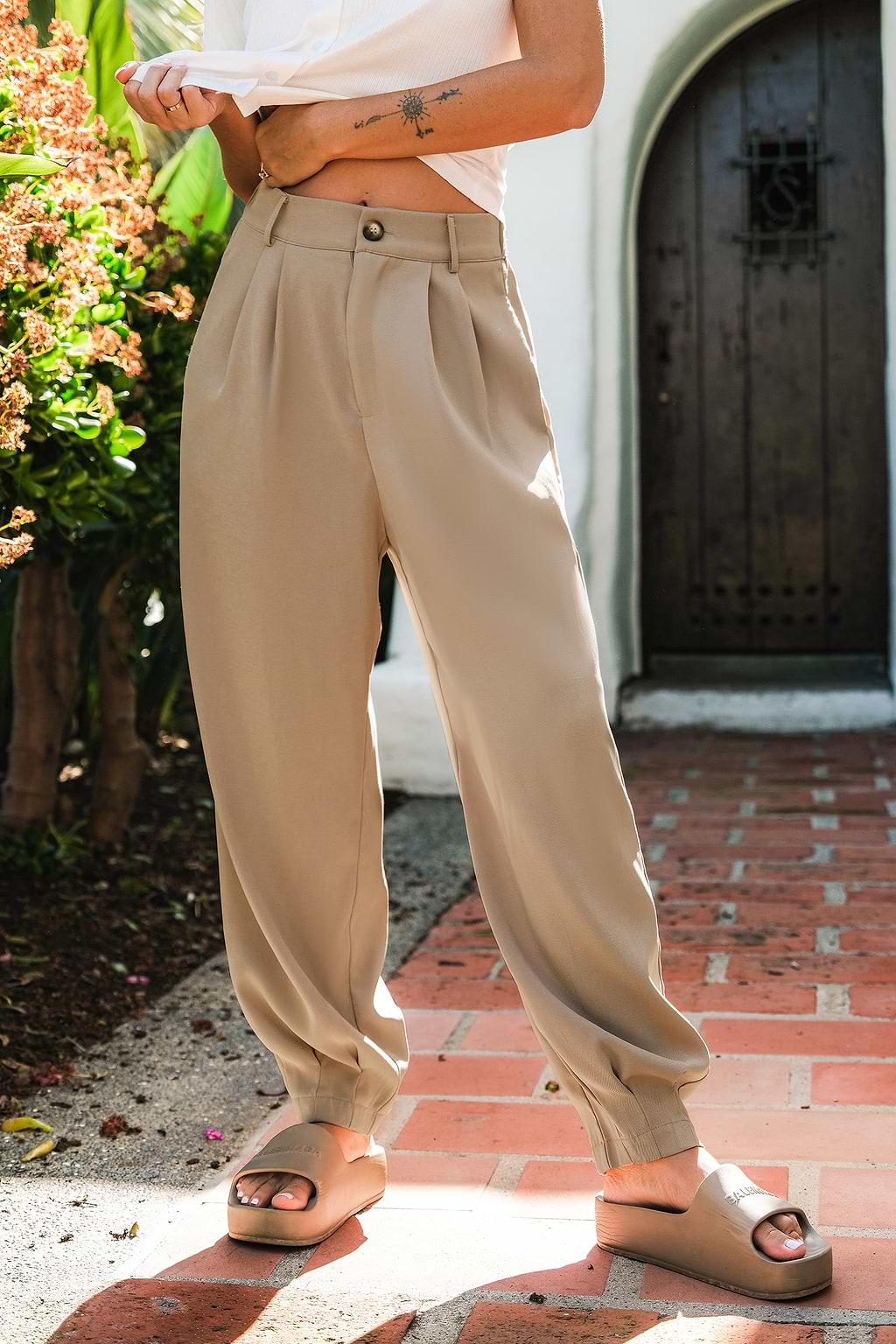 Pantalones caqui con pernera cónica y cintura con botones