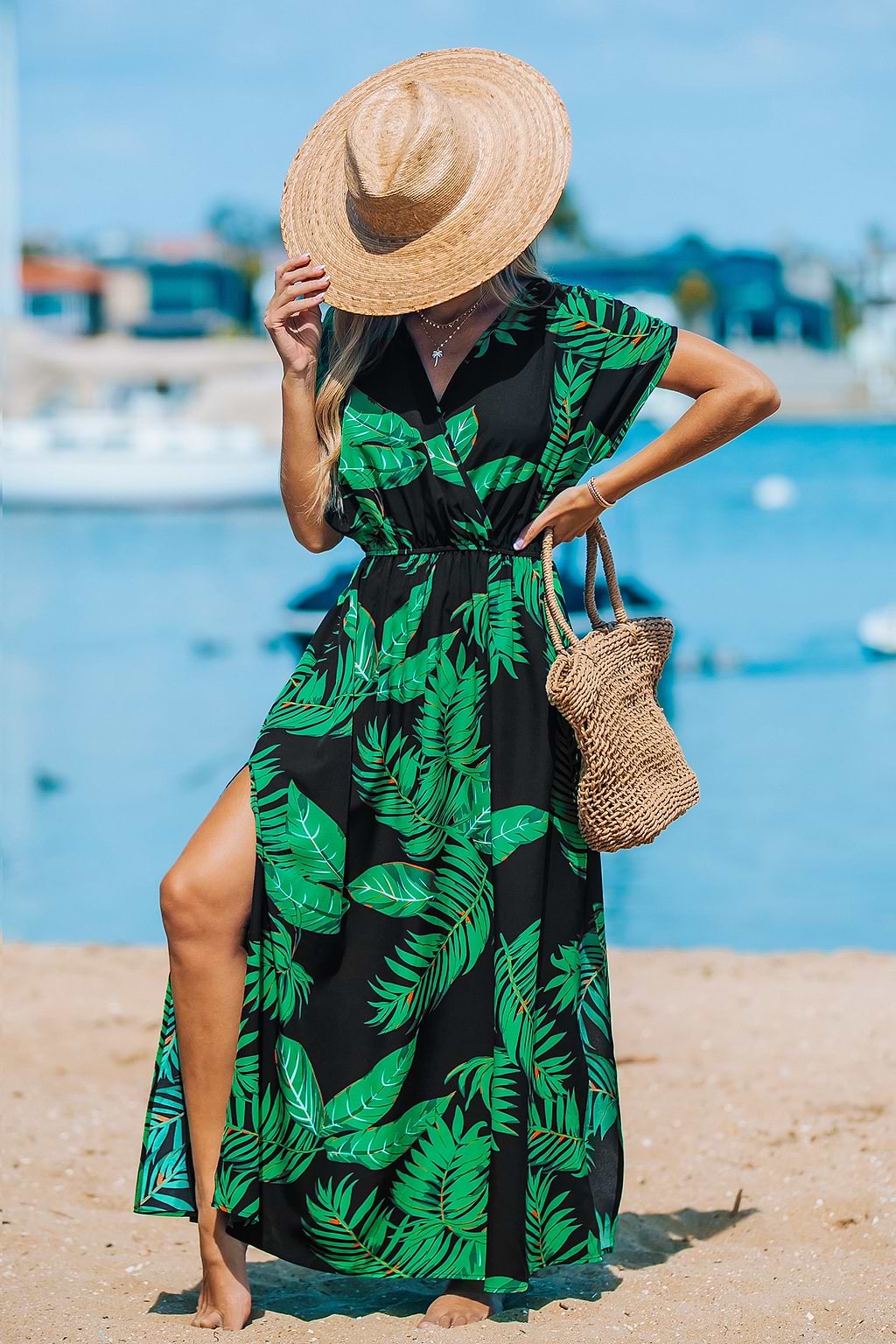 Kurzarm-Maxikleid mit tropischem Blattmuster und Schlitz