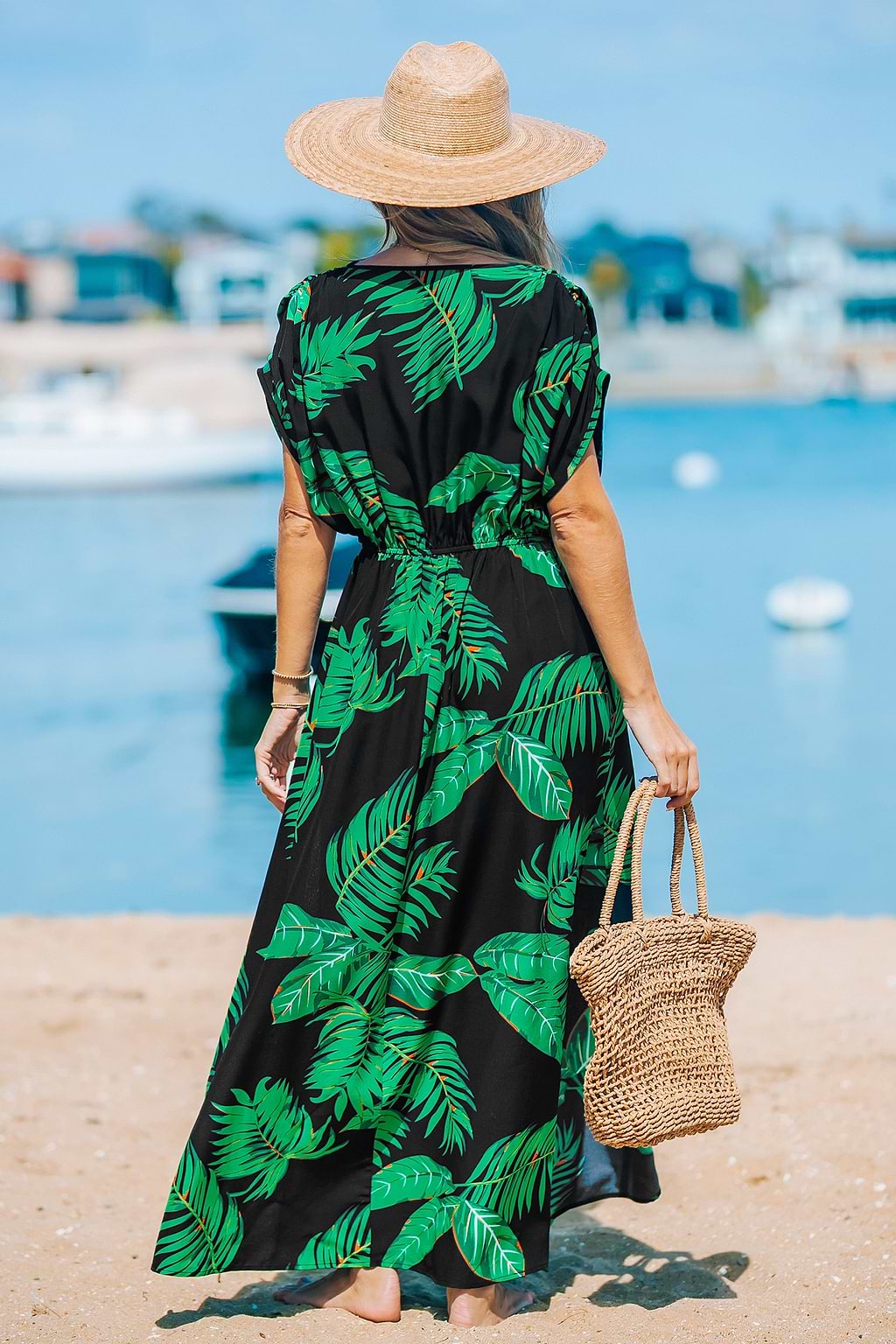 Kurzarm-Maxikleid mit tropischem Blattmuster und Schlitz