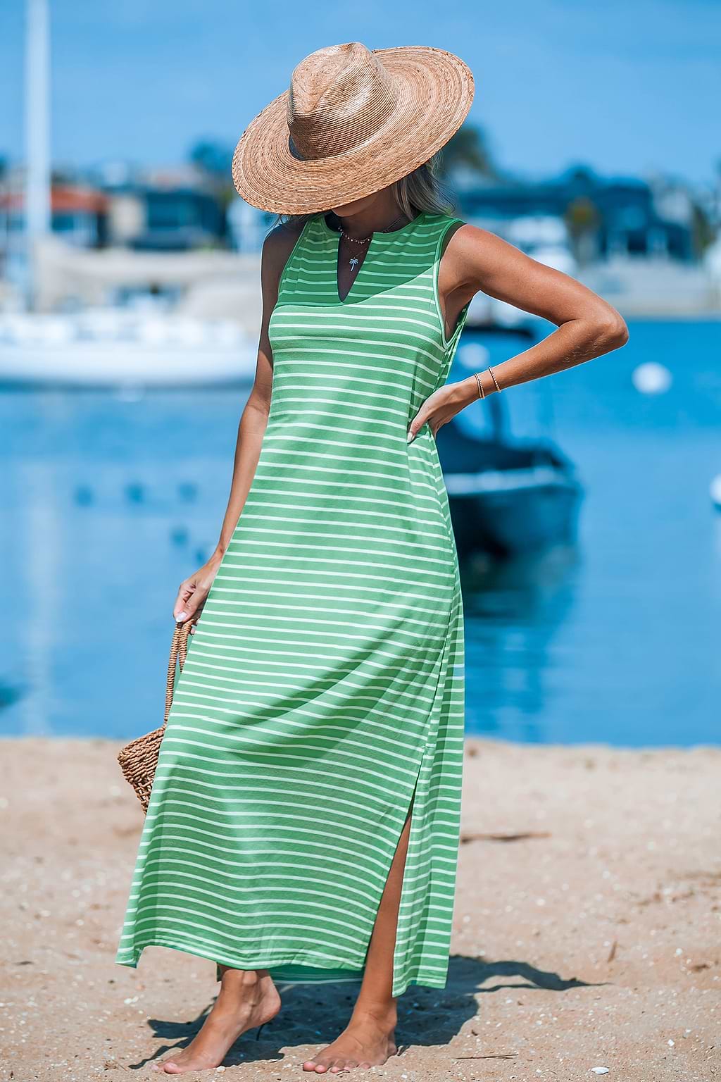 Vestido largo de punto con cuello dividido y rayas verdes y blancas