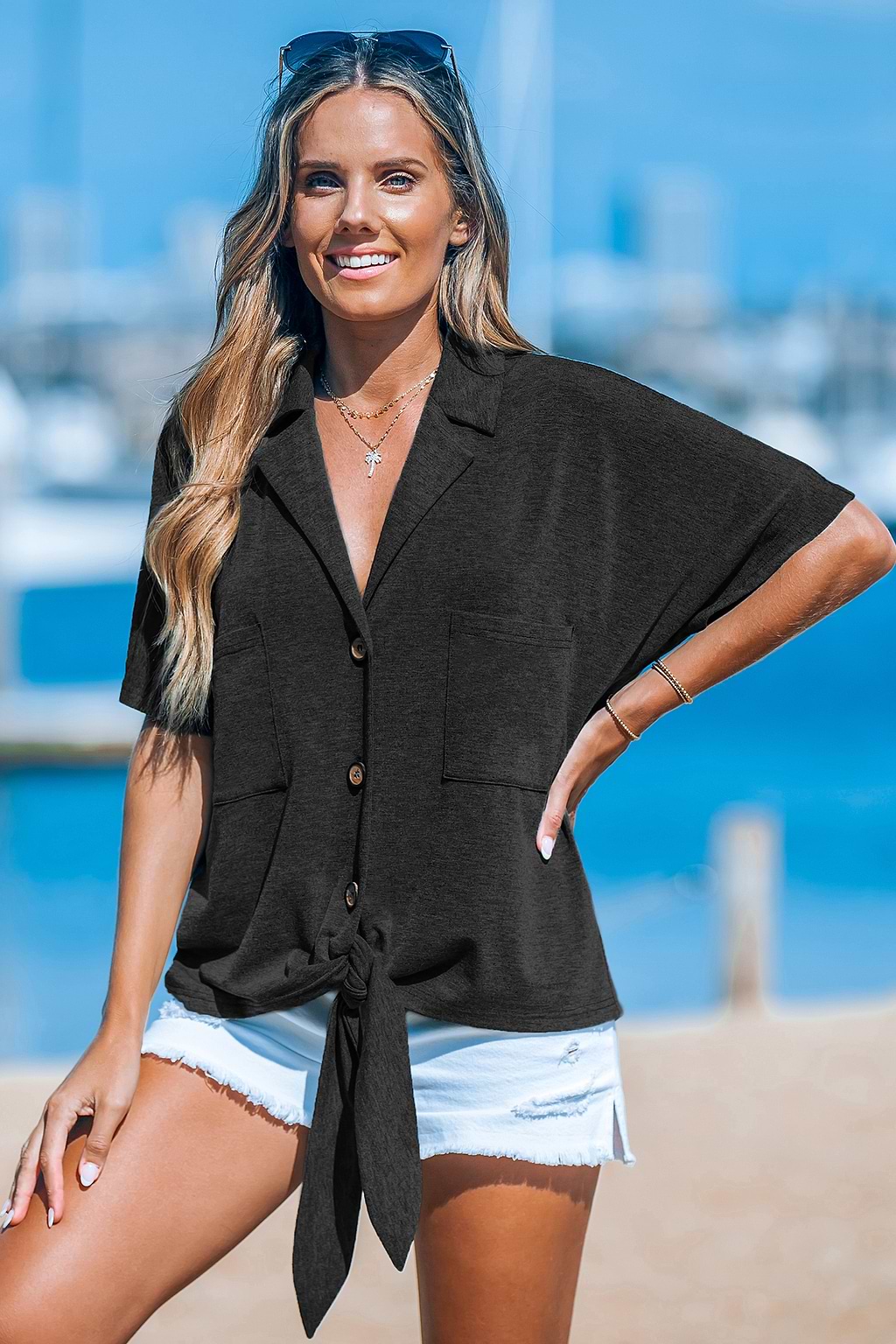 Kurzärmelige Bluse mit grauem Kragen und Knopfleiste