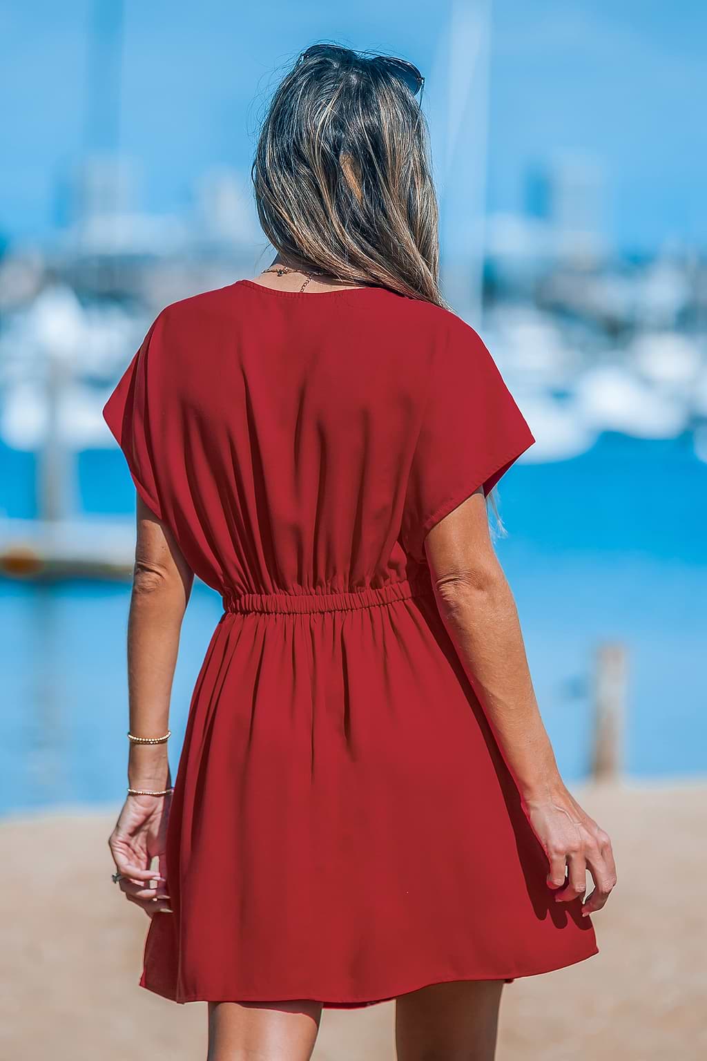Rotes Cover-Up-Minikleid mit bestickten Dolman-Ärmeln