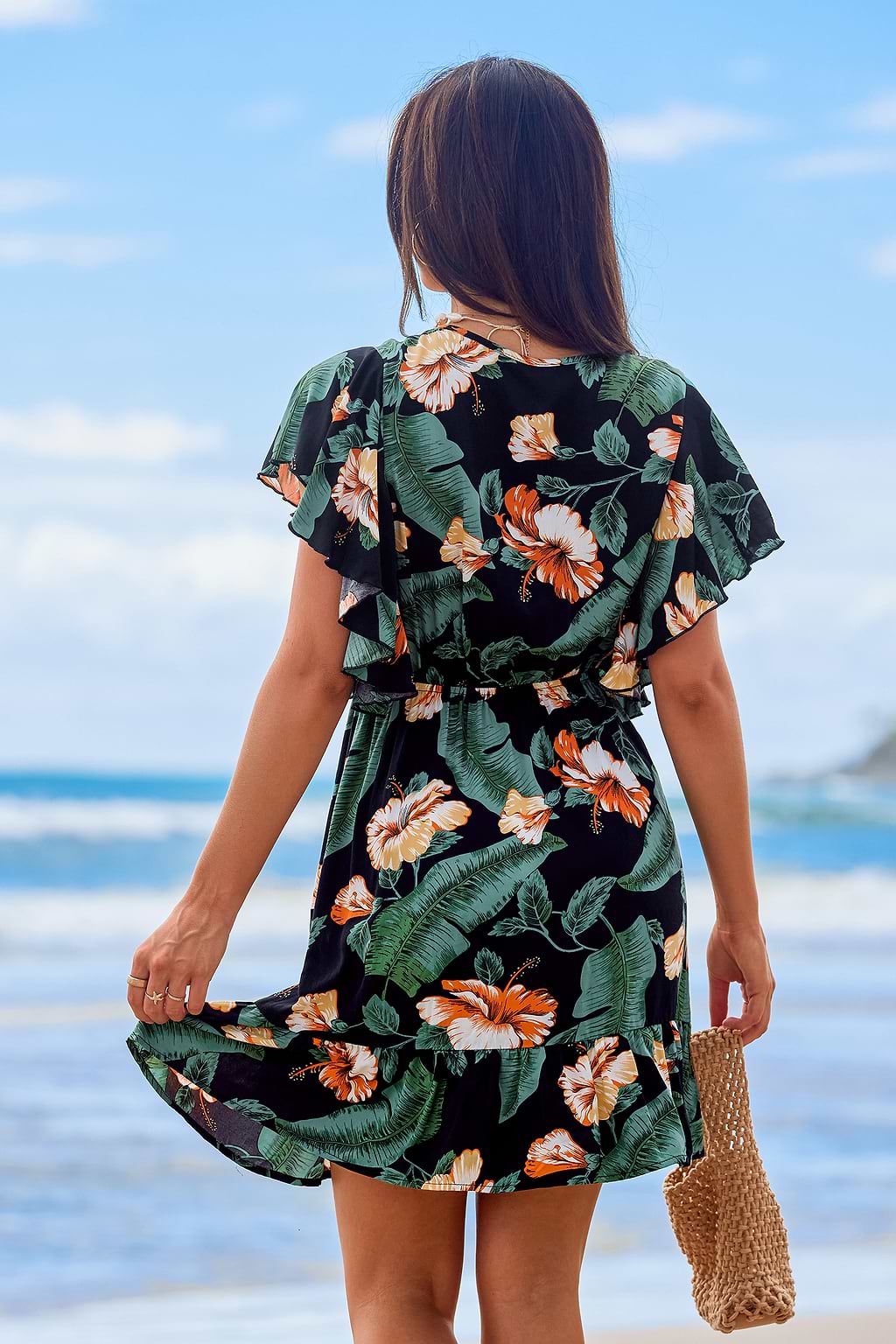 Minivestido tropical con volantes y cuello en V