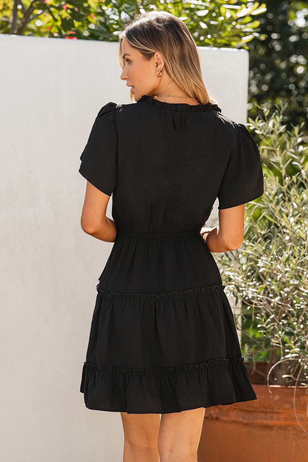 Robe mini à manches évasées et col fendu noire