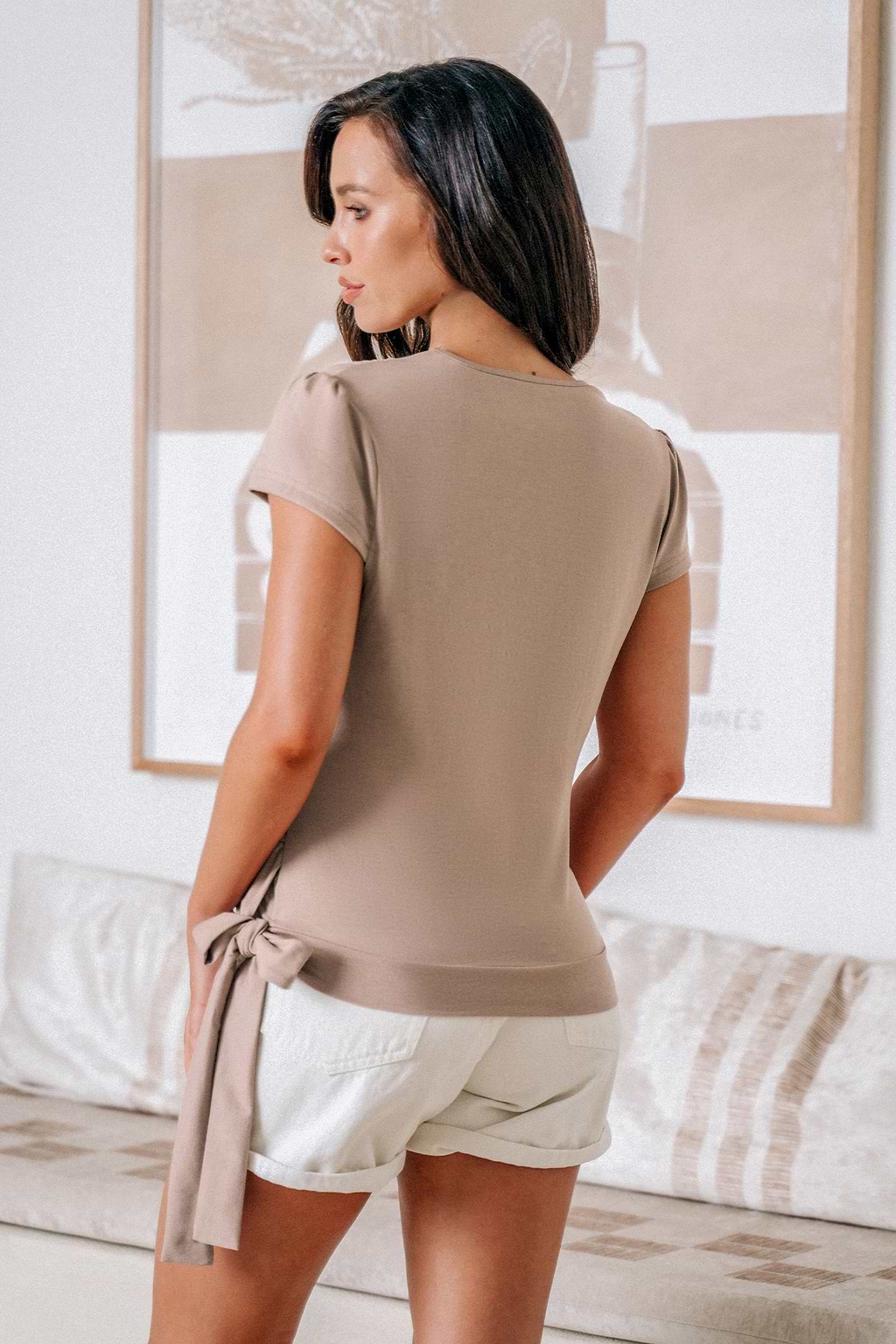 Top de punto con mangas con volantes y sobrepelliz caqui