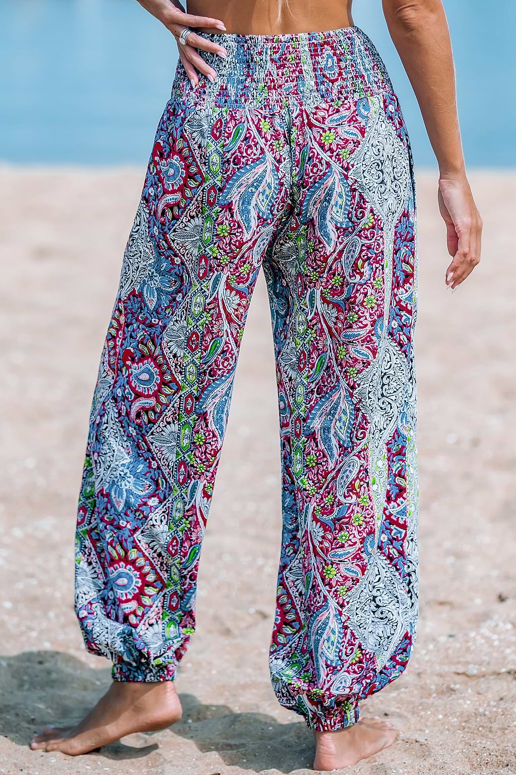 Pantalones cónicos con cintura fruncida y estampado de paisley rojo