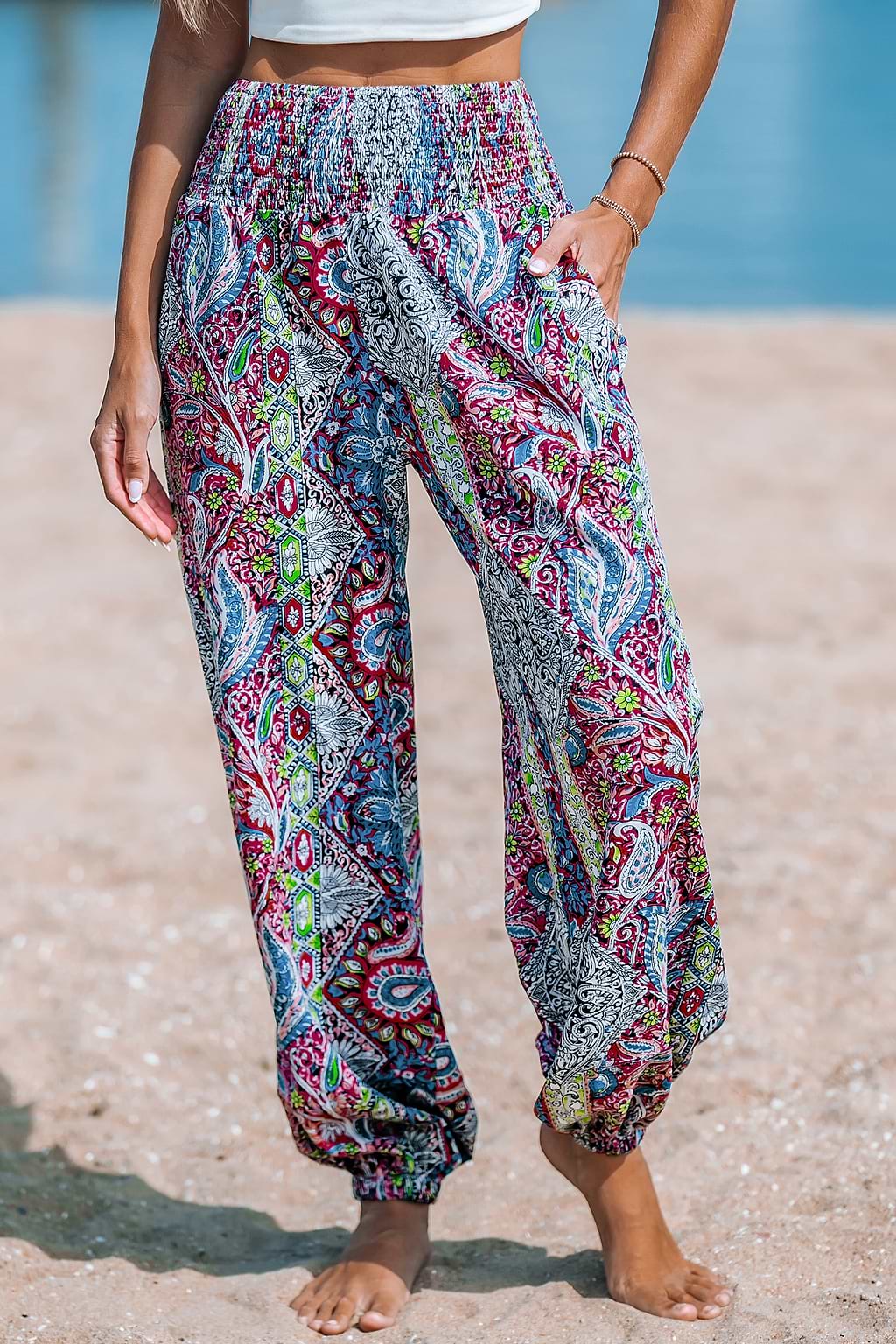 Pantalones cónicos con cintura fruncida y estampado de paisley rojo