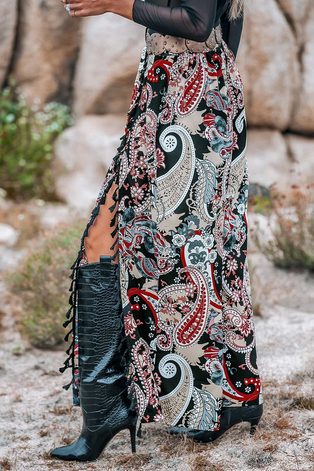 Zwart en rood paisley broek met wijde pijpen en kwastjes