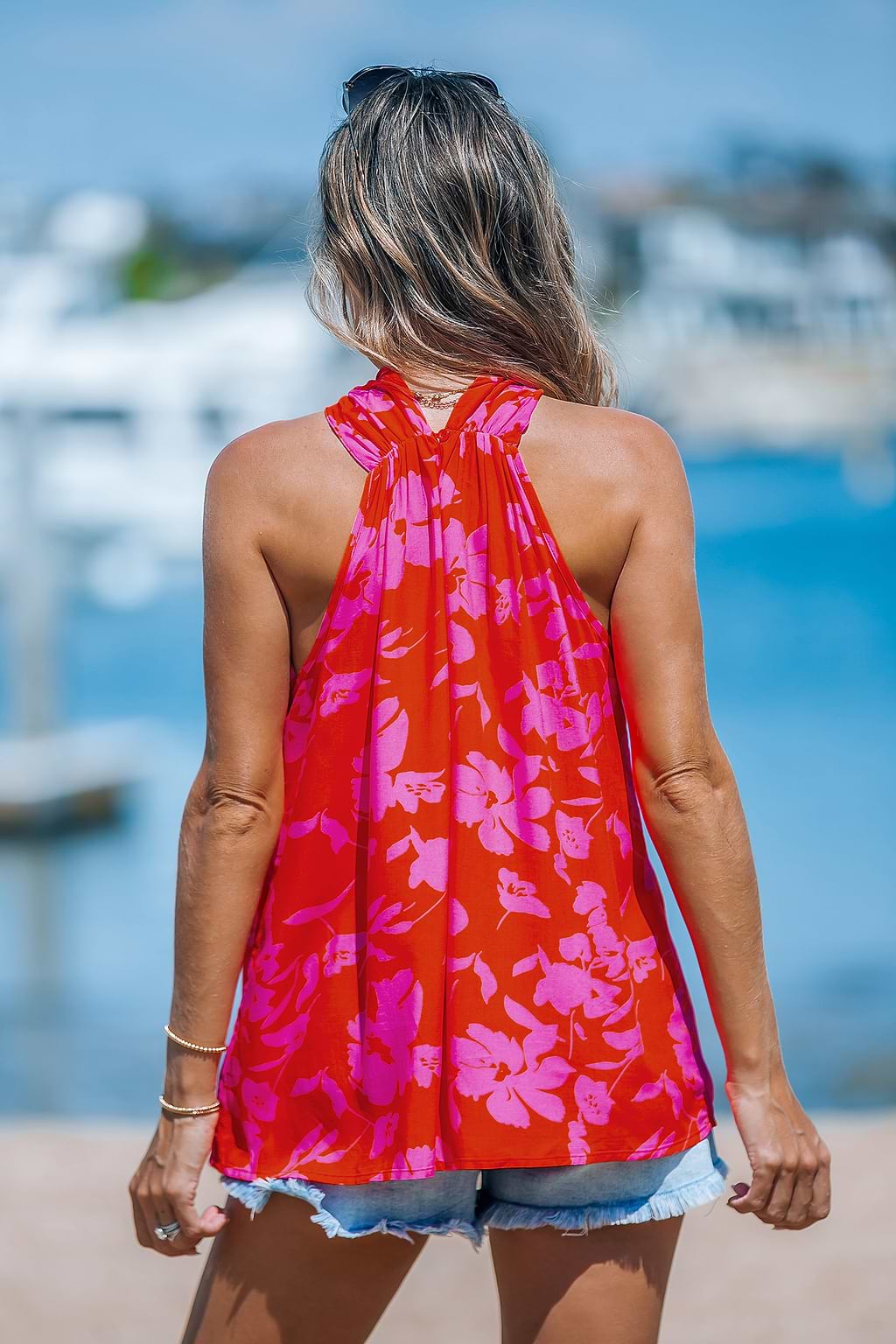 Débardeur à col licou torsadé à fleurs roses