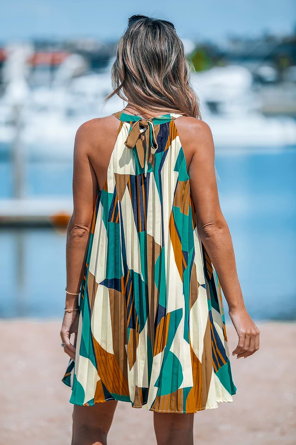 Abstraktes ärmelloses Minikleid mit lockerer Passform