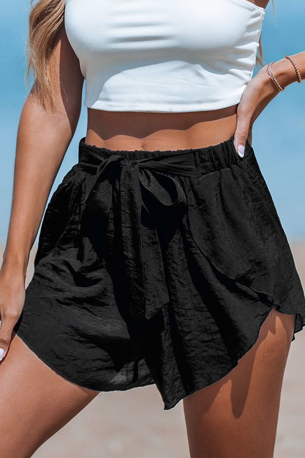 Schwarze asymmetrische Cover-Up-Shorts