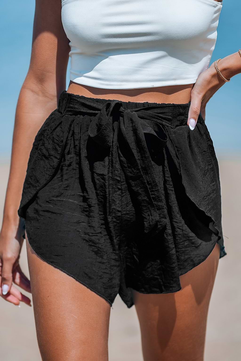 Schwarze asymmetrische Cover-Up-Shorts