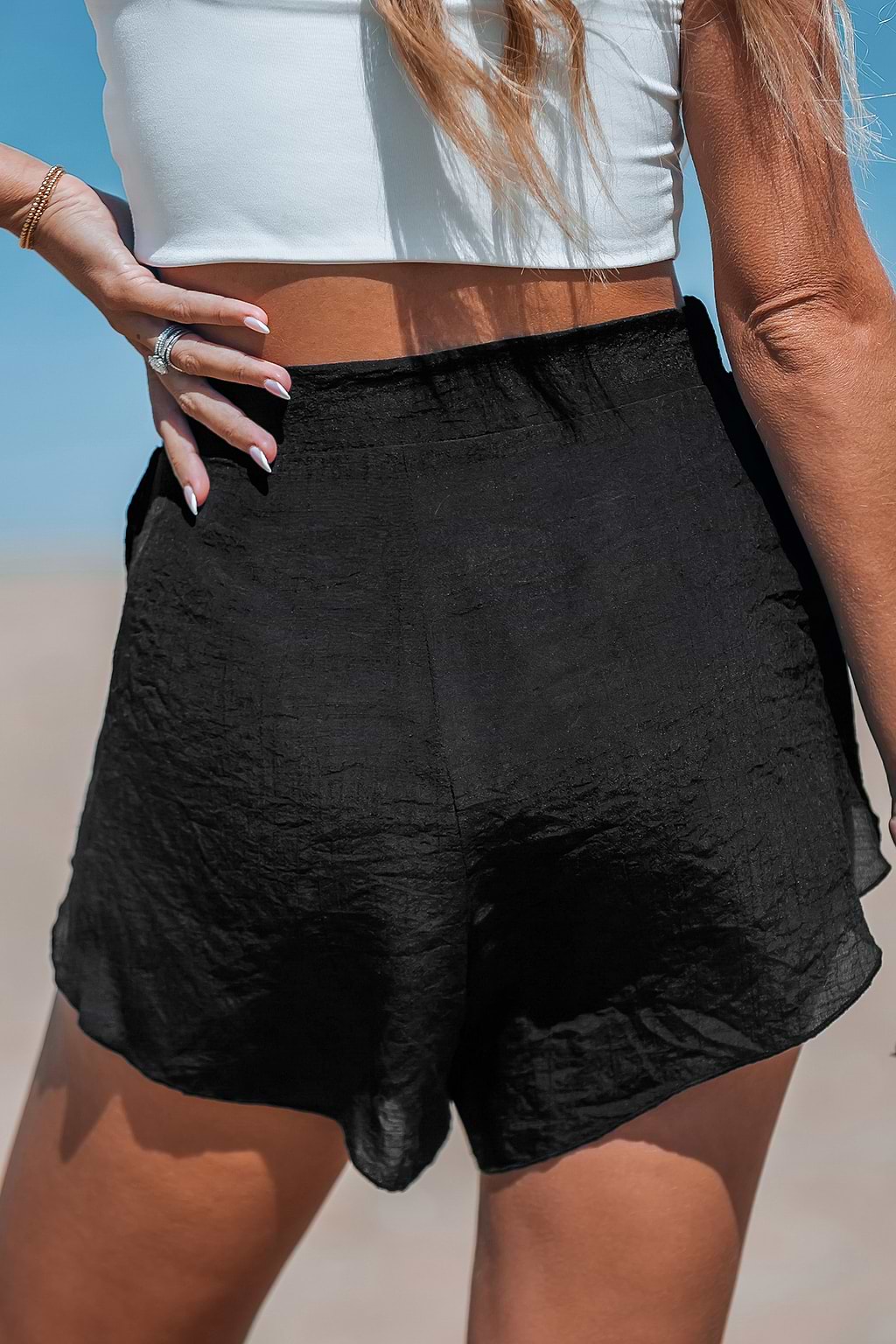 Schwarze asymmetrische Cover-Up-Shorts