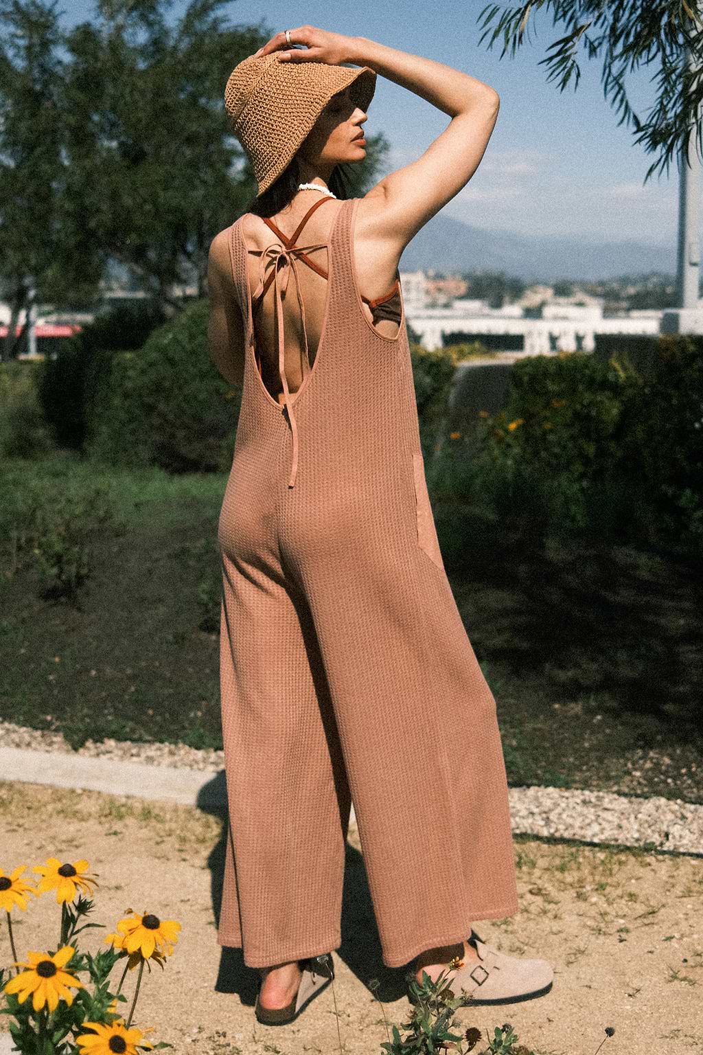 Bruine wafel mouwloze jumpsuit met wijde pijpen