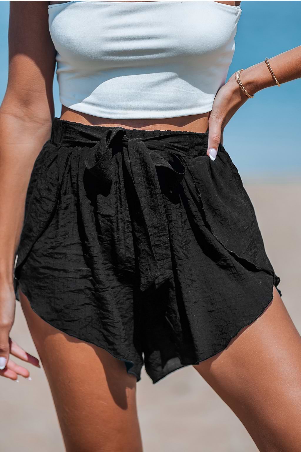 Schwarze asymmetrische Cover-Up-Shorts
