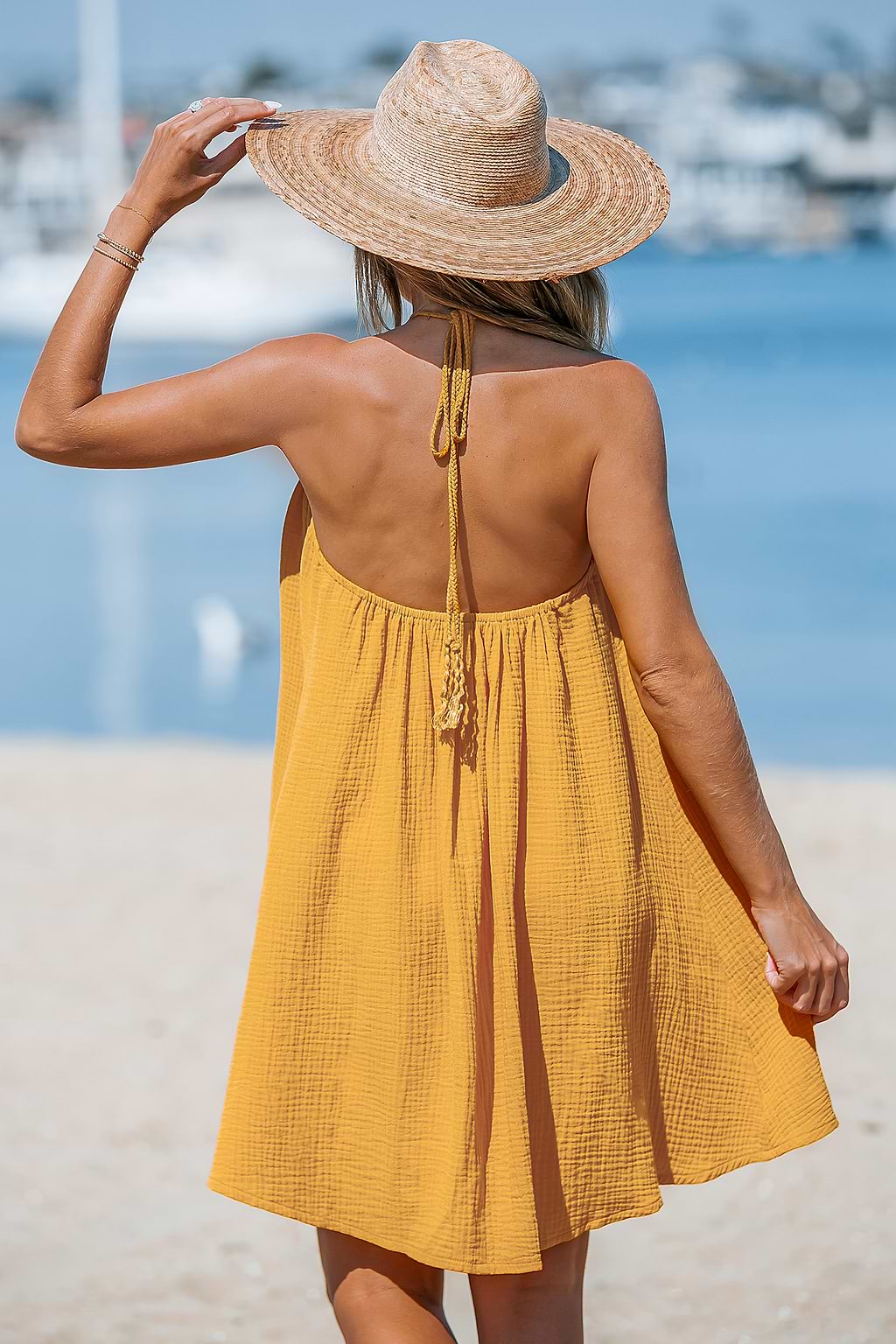 Minivestido Sunshine con cuello halter  sin mangas y anilla en O