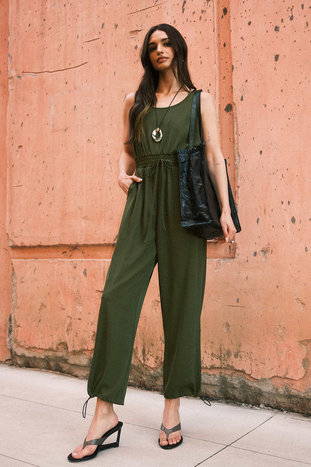 Olivfarbener ärmelloser Overall mit geradem Bein