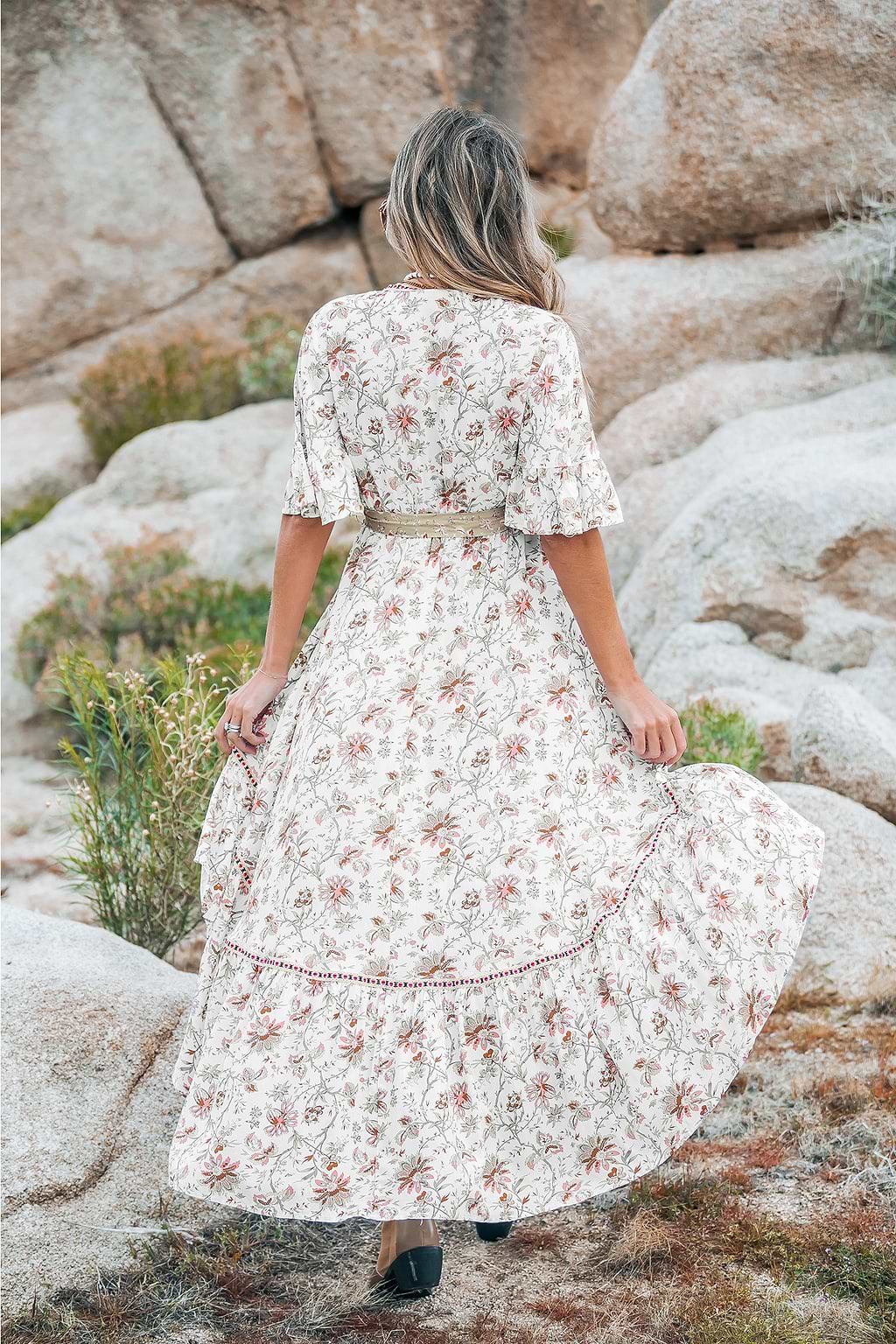 Robe midi avec ourlet asymétrique et col plongeant à fleurs