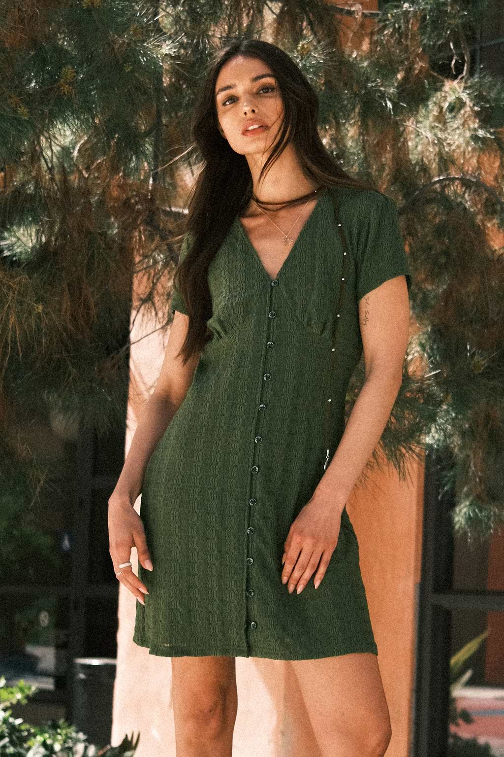 Robe avec col en V et boutons à smocks