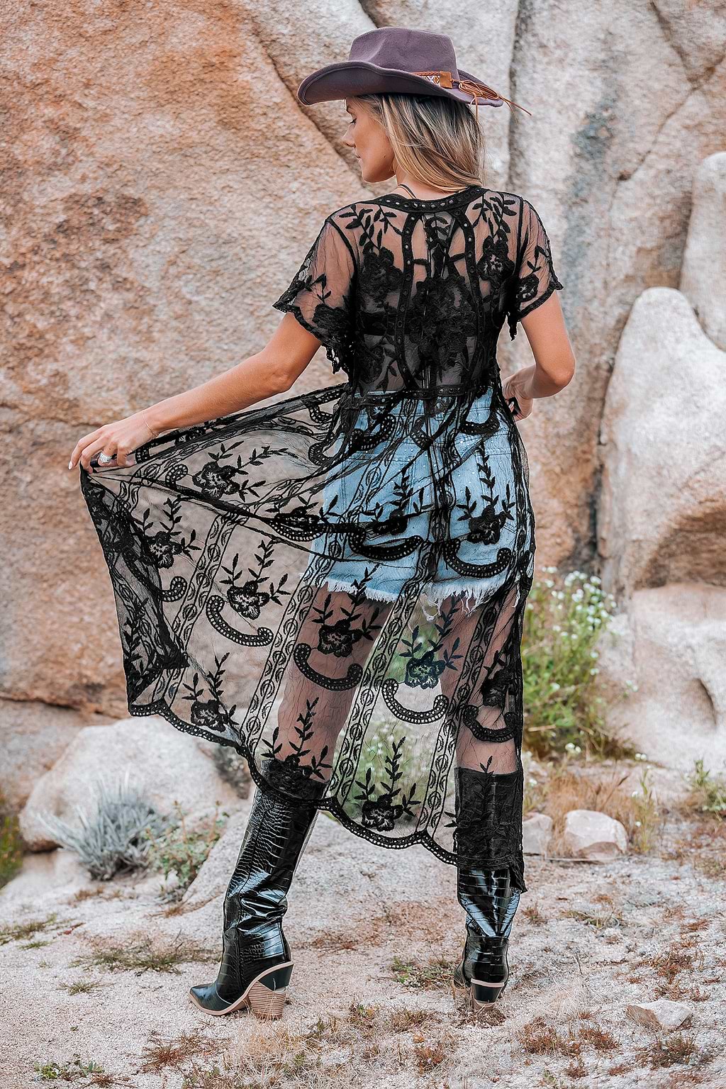 Schwarzes geblümtes Cover-Up-Maxikleid