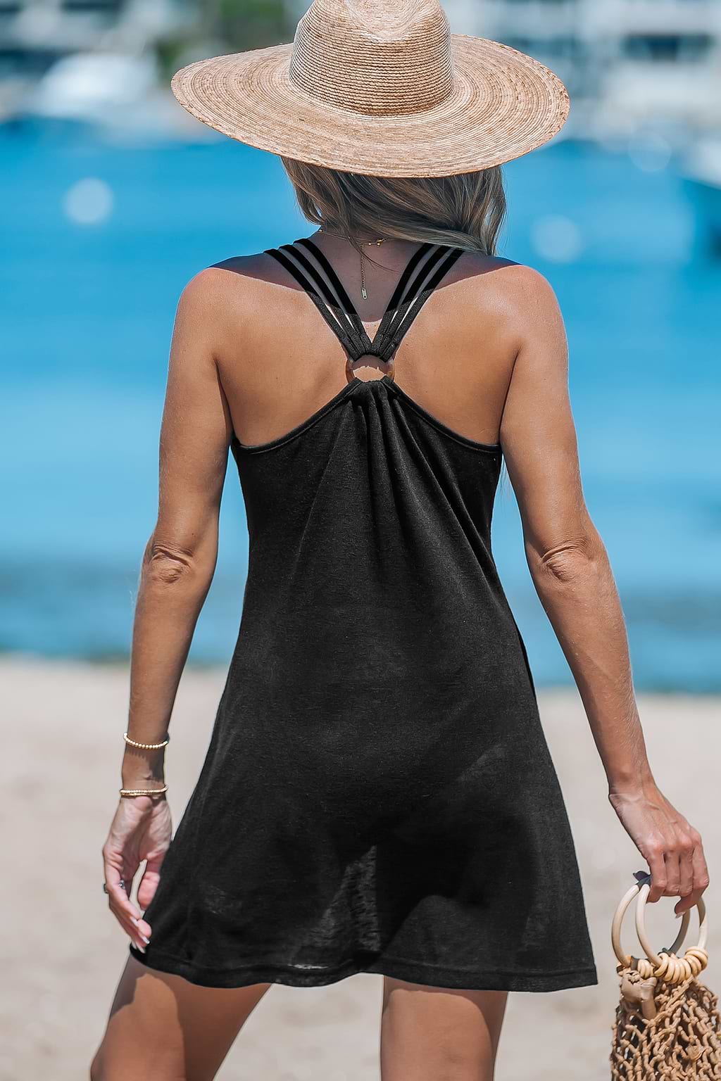 Vestido negro sin mangas con cuello en V