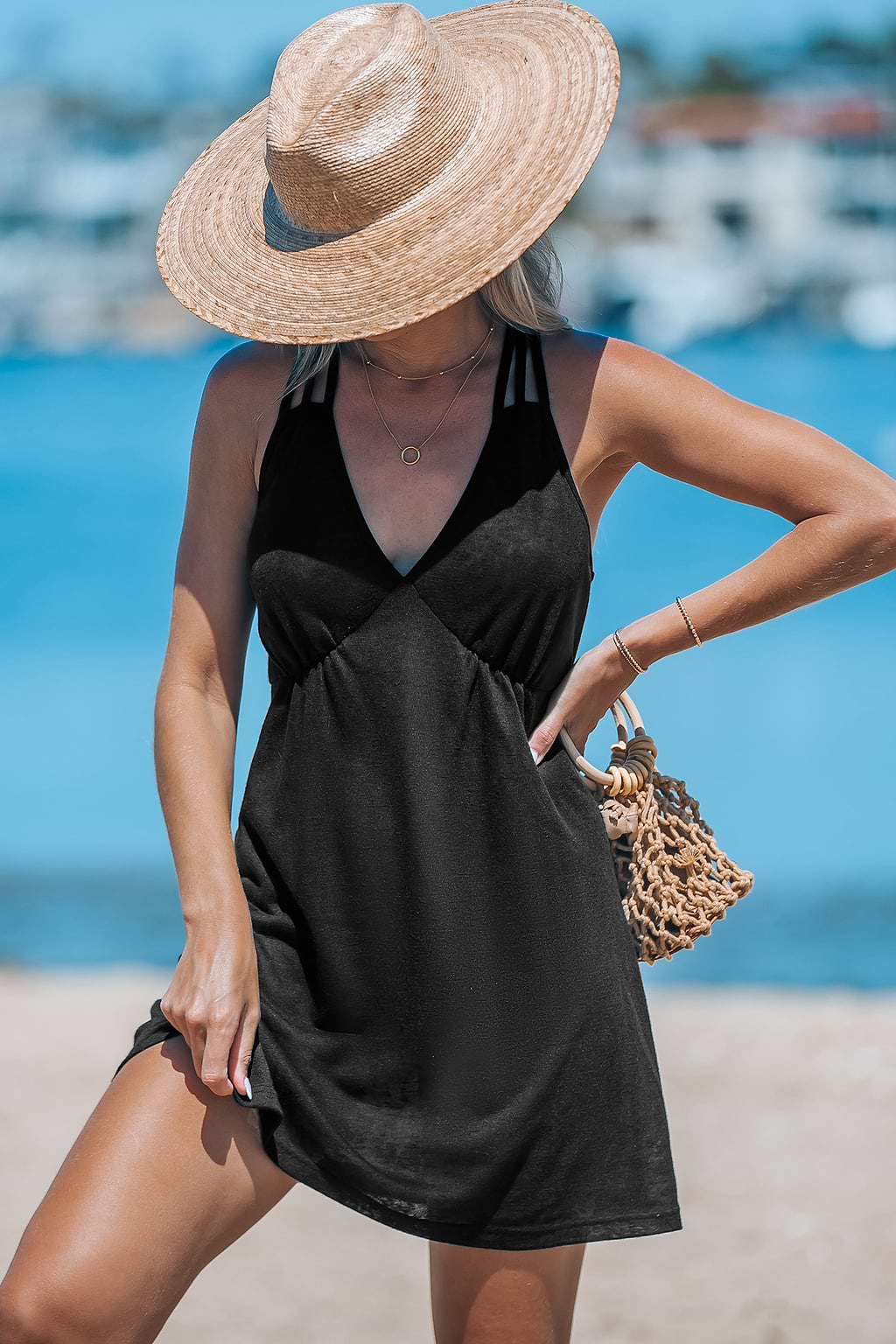 Vestido negro sin mangas con cuello en V