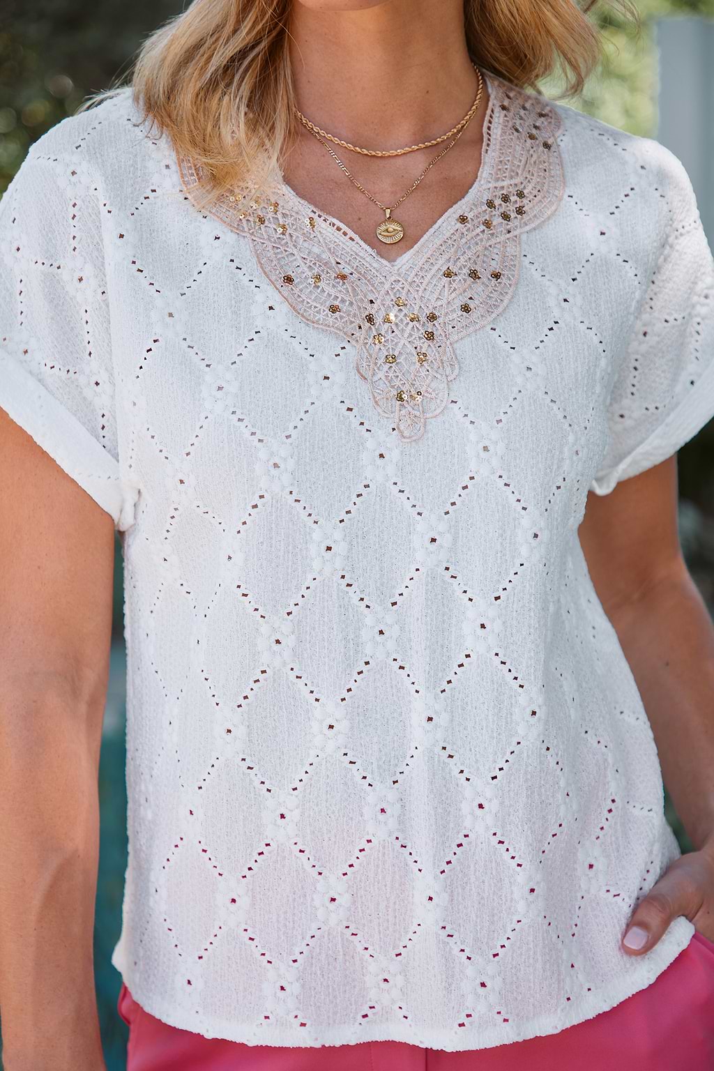 Witte geschulpte V-blouse met korte mouwen en oogjes