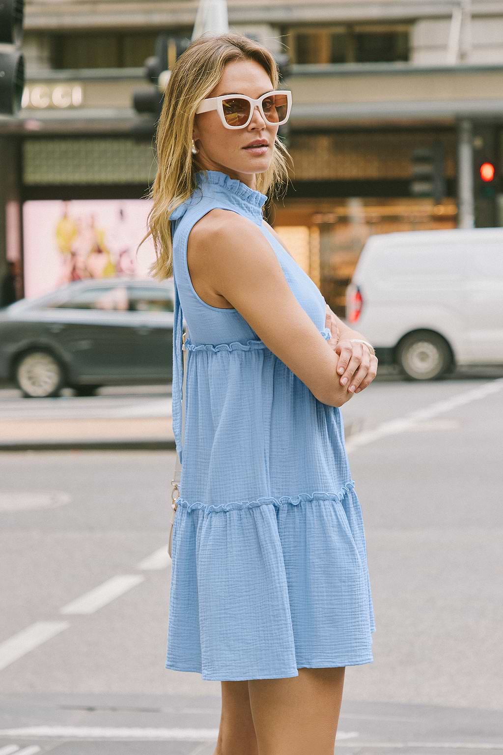 Babyblaues ärmelloses Minikleid mit Rüschenkragen