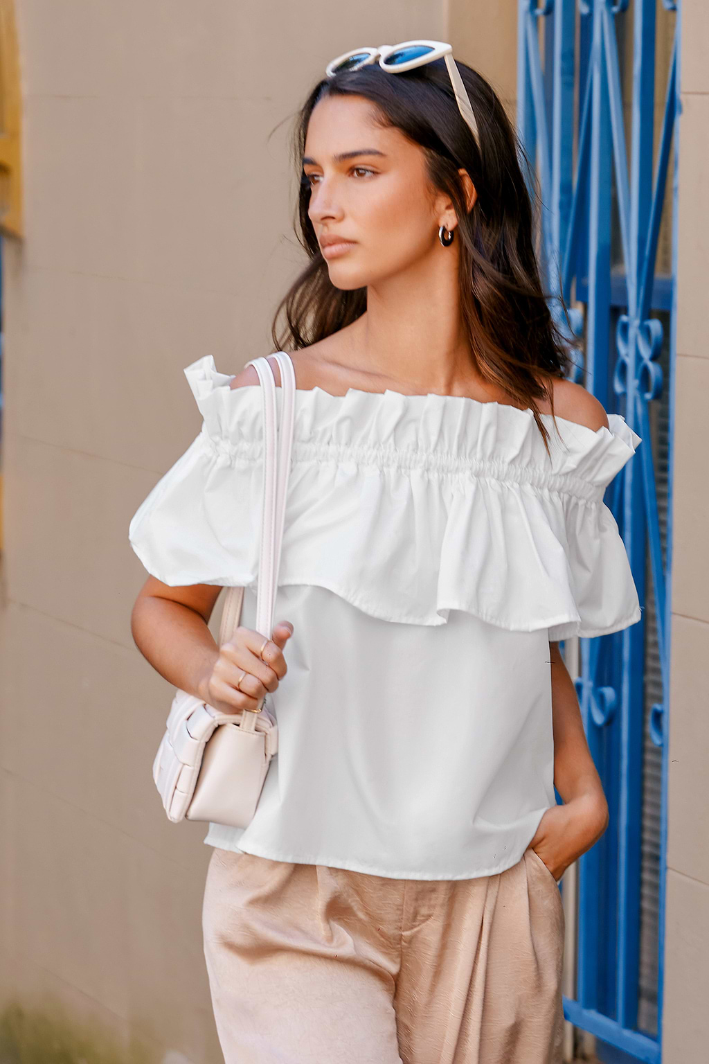 Weiße schulterfreie Bluse mit Volantmuster