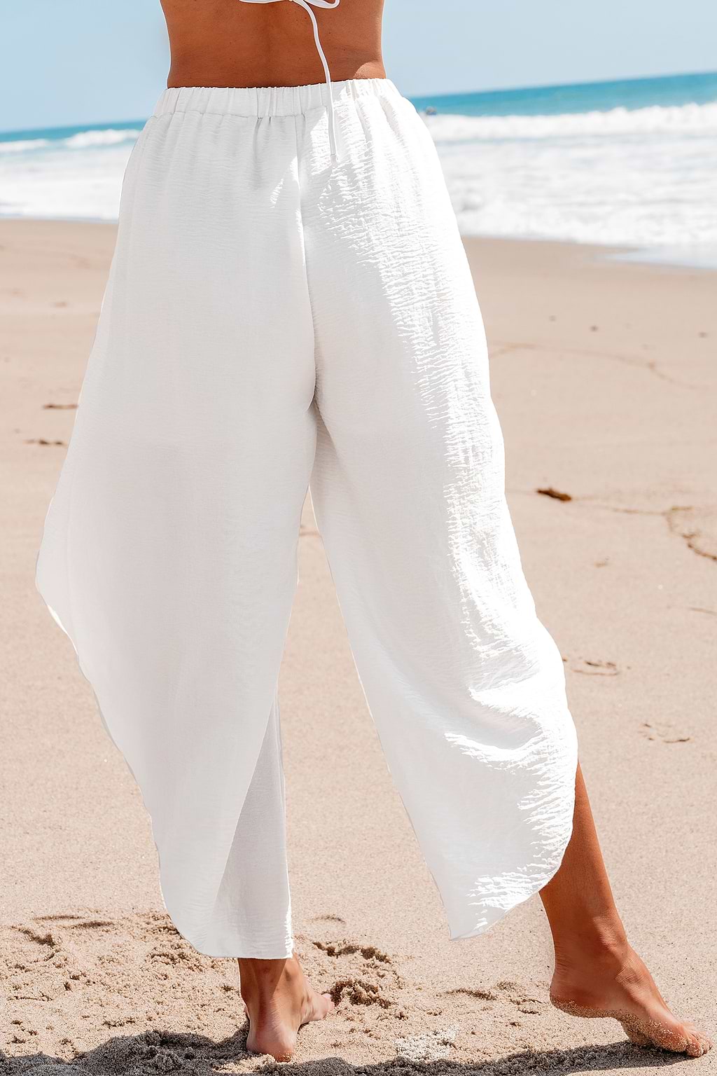 Weiße asymmetrische Hose mit Rüschenschlitz