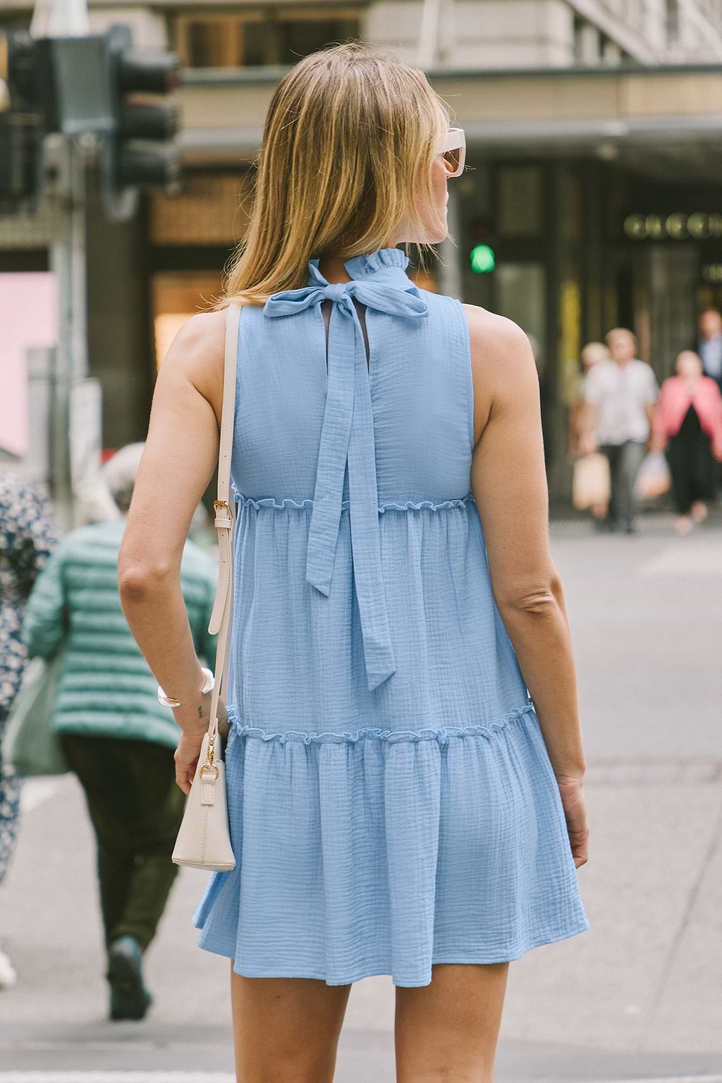 Babyblauwe mouwloze mini-jurk met rucheskraag