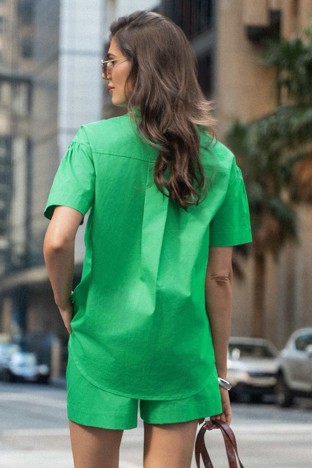 Conjunto de top y pantalones cortos con botones delanteros y cuello